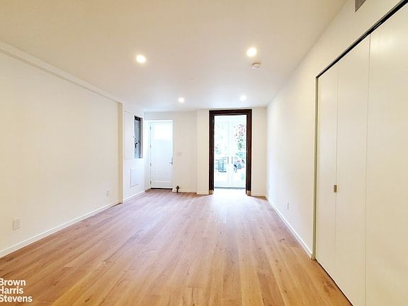 4th image of 363 Parkside Ave #1