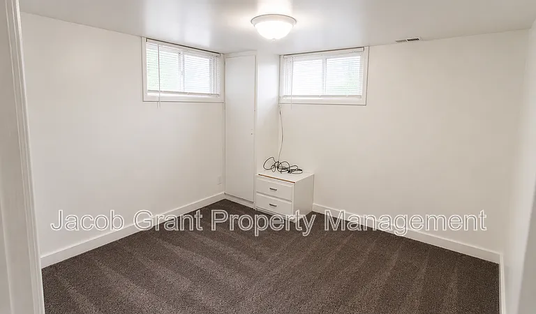 1110 E Lewis St #1/2 — Photo 11