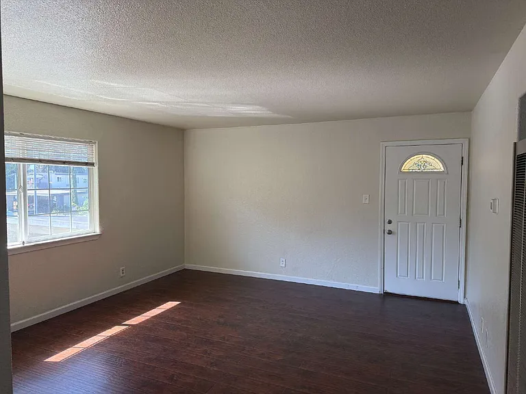 930 Ravenscourt Ave #4 — Photo 5