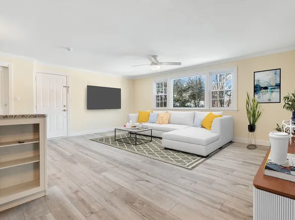222 School St APT 9, Walpole, MA 02081