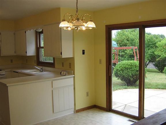 Kitchen/Dinette w/Patio Door