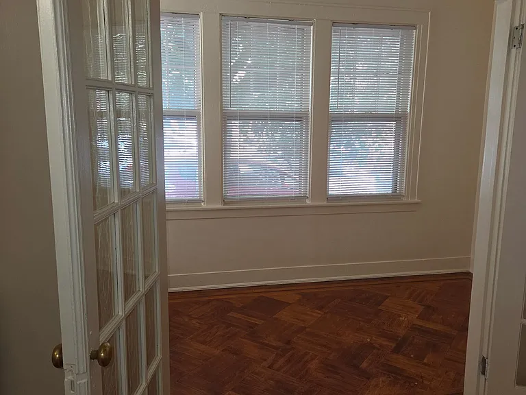 Catalpa Ave — Photo 2