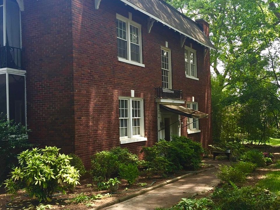 Well maintained building tucked among beautiful Myers Park neighborhood estates