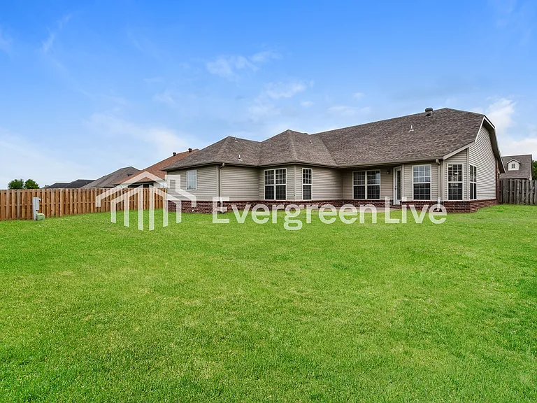 557 N Fox Meadows Ln — Photo 14