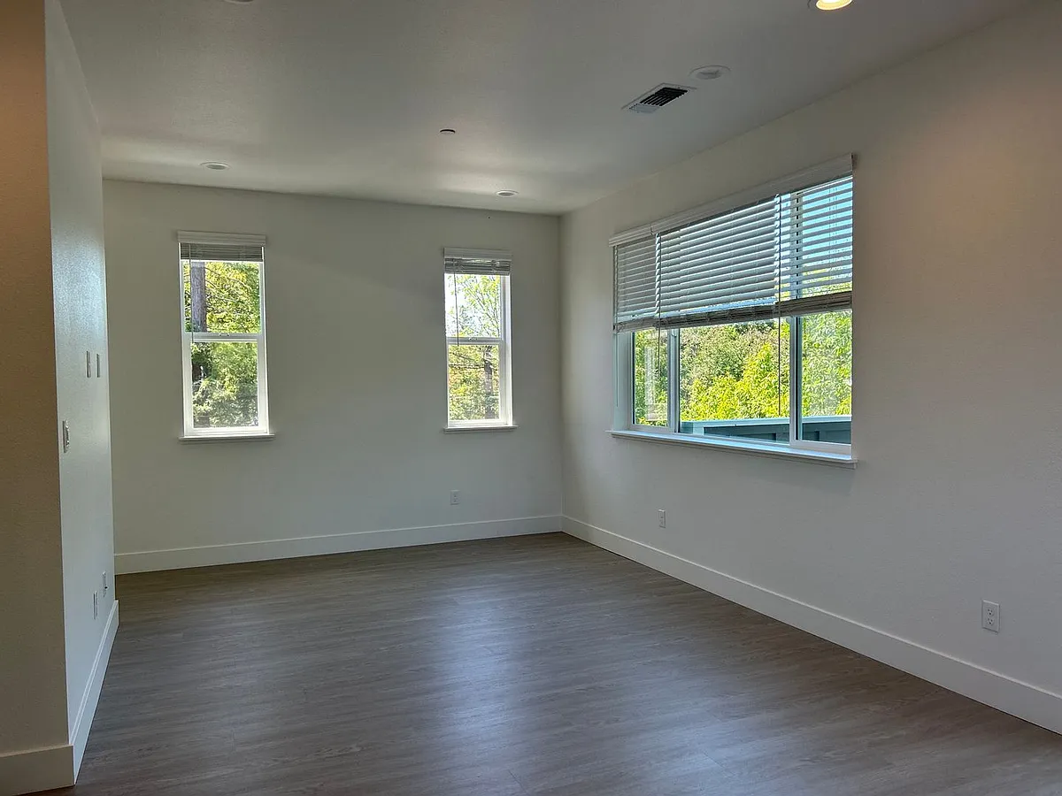 Building Photo - 2076 Linden Ln