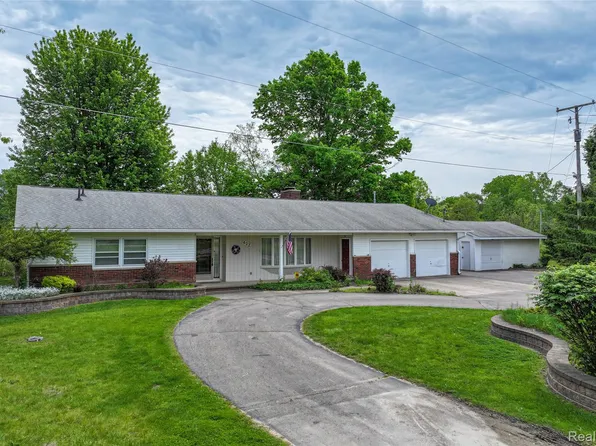422 East Rd, Holly, MI 48442