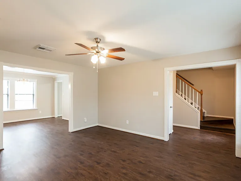 501 W Hunters Ln — Photo 2