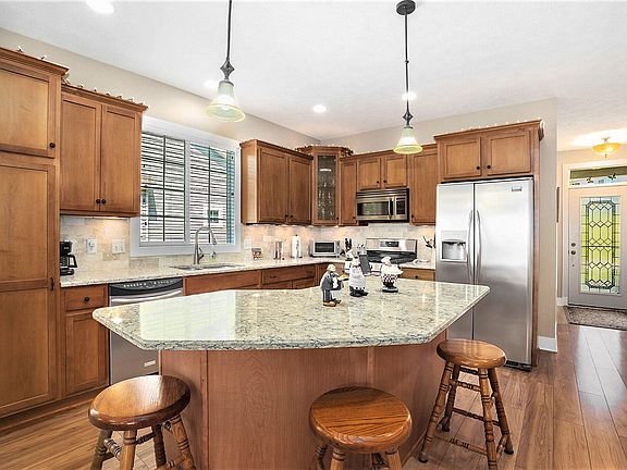 3rd image of 979 Aberdeen Way