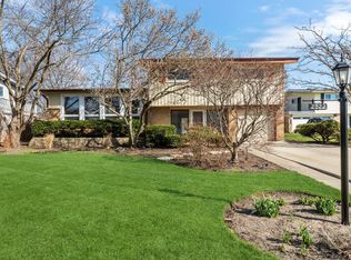 2922 Fairway Ct, Glenview, IL