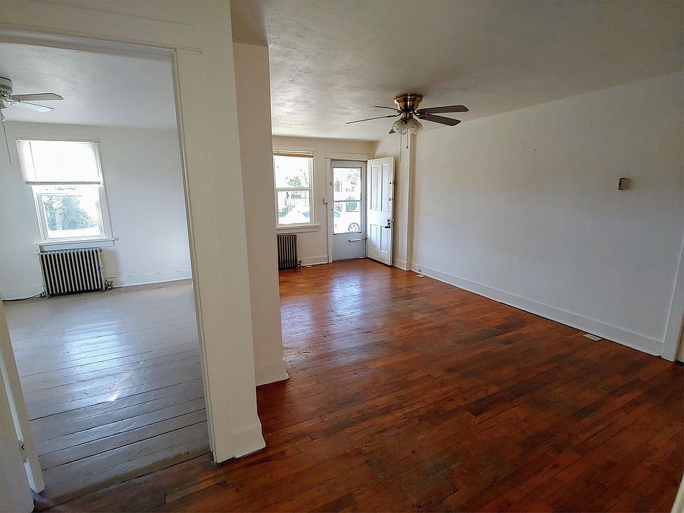 1st image of 202 N Hawksbill St
