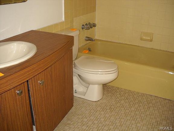 5th image of 13 Laura Ln Unit 13