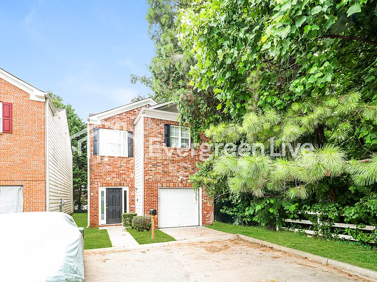 2821 Godby Rd — Photo 2