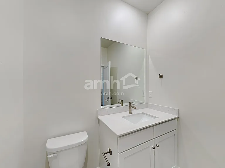 981 N Barkvine Ave — Photo 15