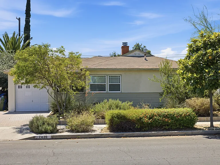7439 Amestoy Ave — Photo 20