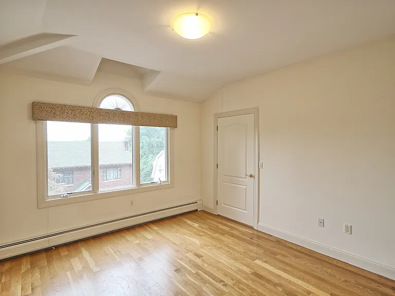 696 Undercliff Ave — Photo 7