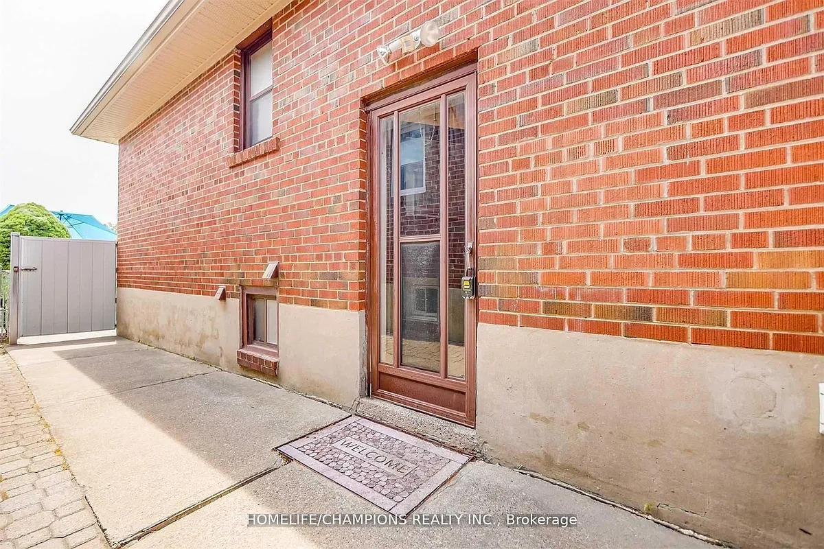 Photo 2 of 15 - 65 Whitburn Cres #2 - Toronto, ON Building Photo - 65 Whitburn Cres #2