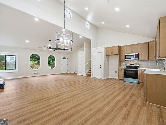 4th image of 170 Oakland Blvd