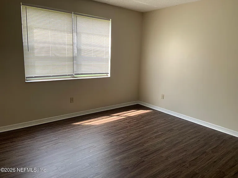 453 Bentwood Ln #B — Photo 9