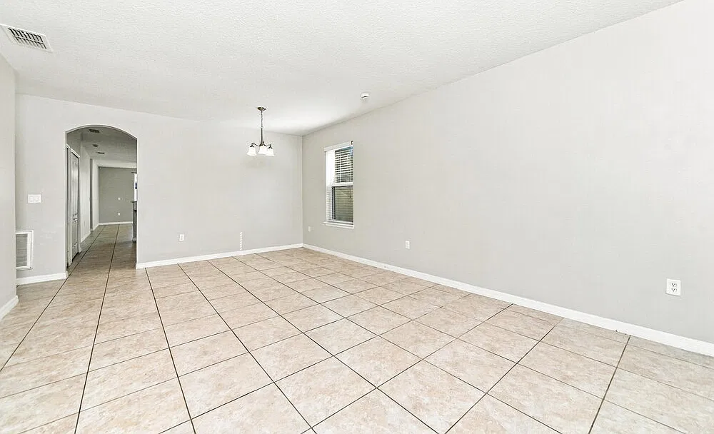 4 bed, 2.0 bath, 1976 sqft, $2,145 — Photo 3