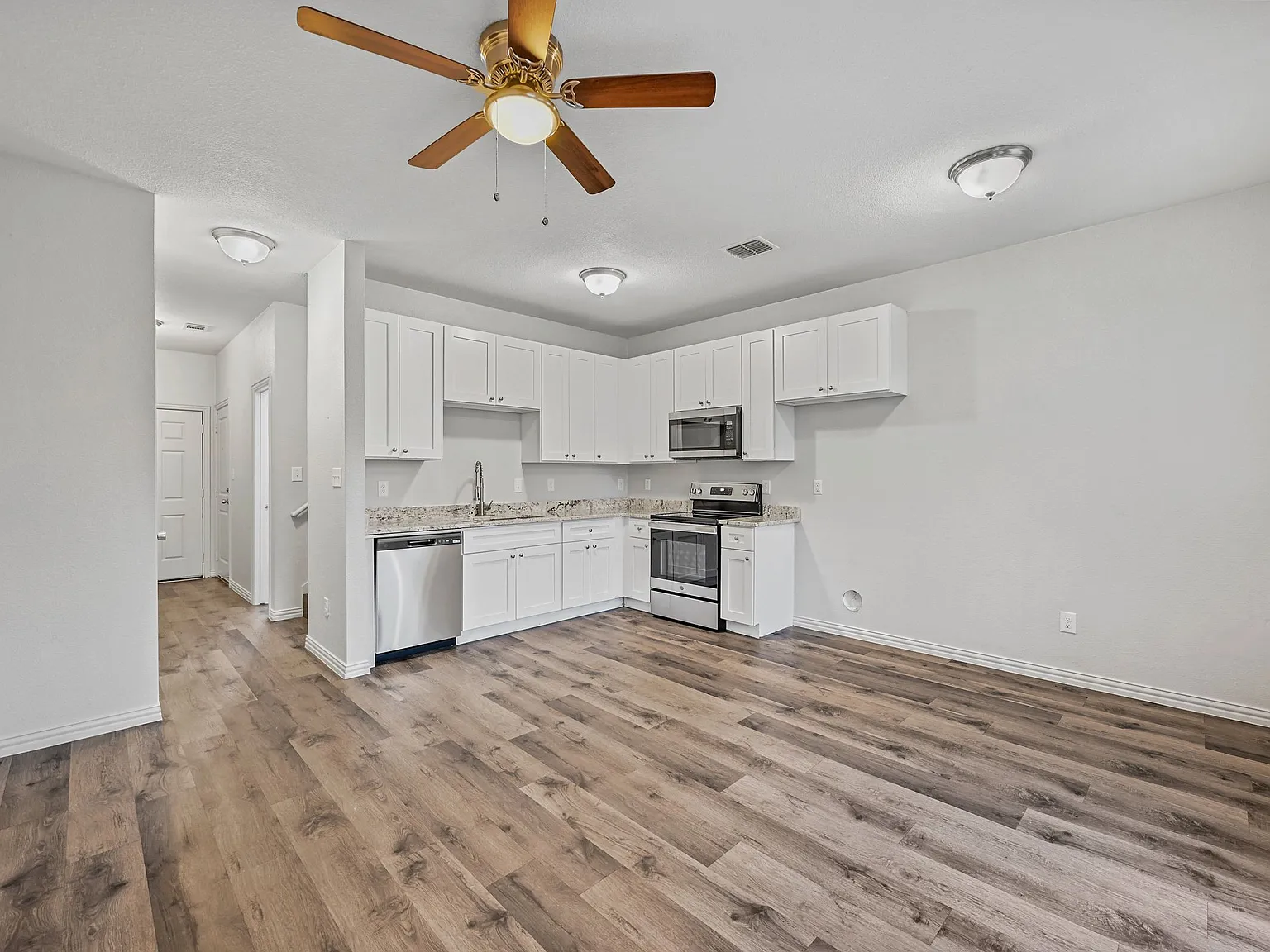 2 bed, 1.5 bath, 908 sqft, $1,490 — Photo 4