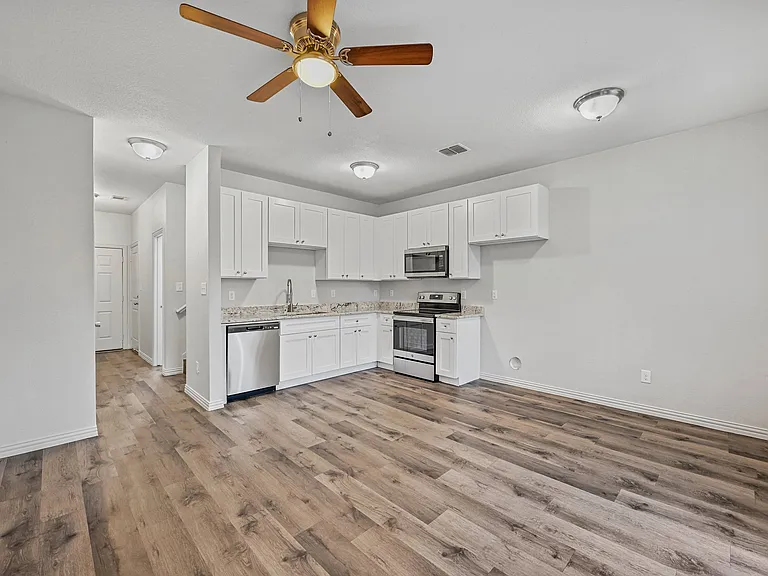 1709 E Tucker St #MAIN — Photo 2