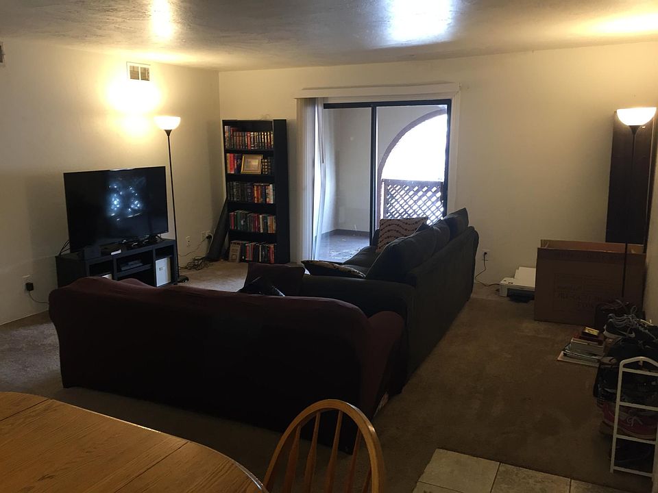 Front room, with access to the balcony.