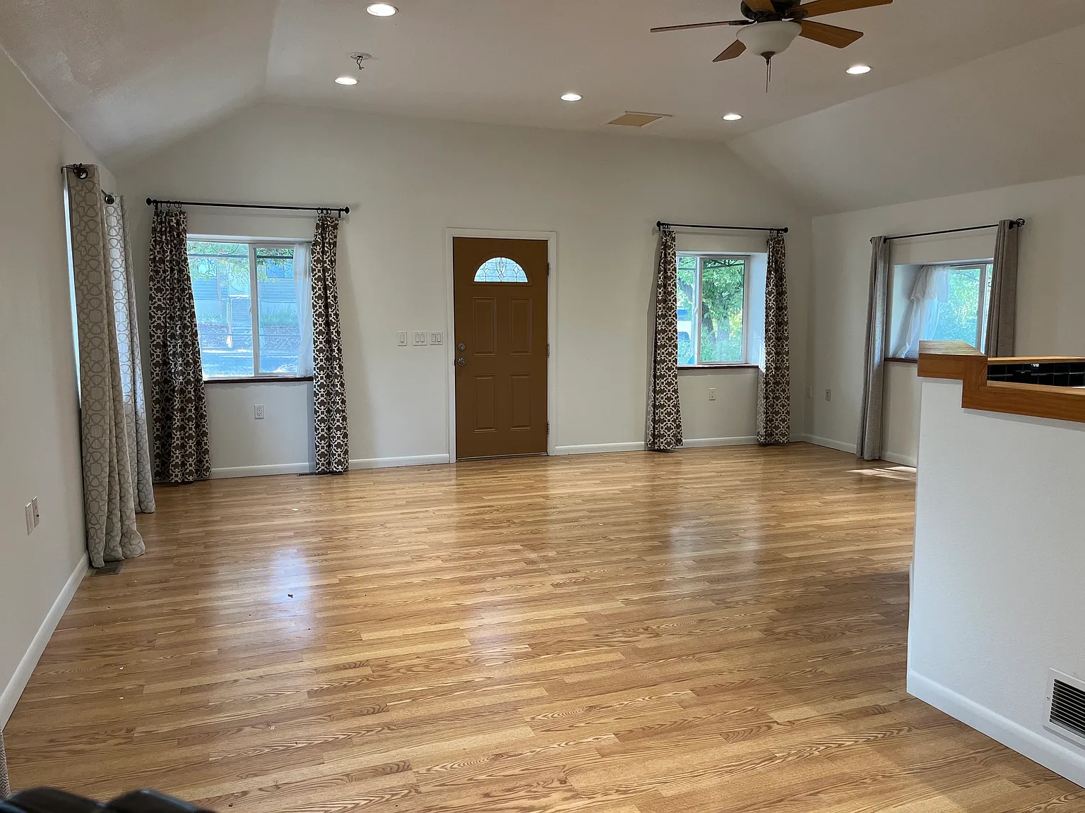 1 bed, 1250 sqft, $2,300 — Photo 2