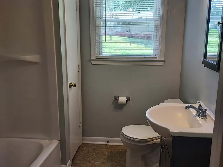 813 Hillwood Ave — Photo 3