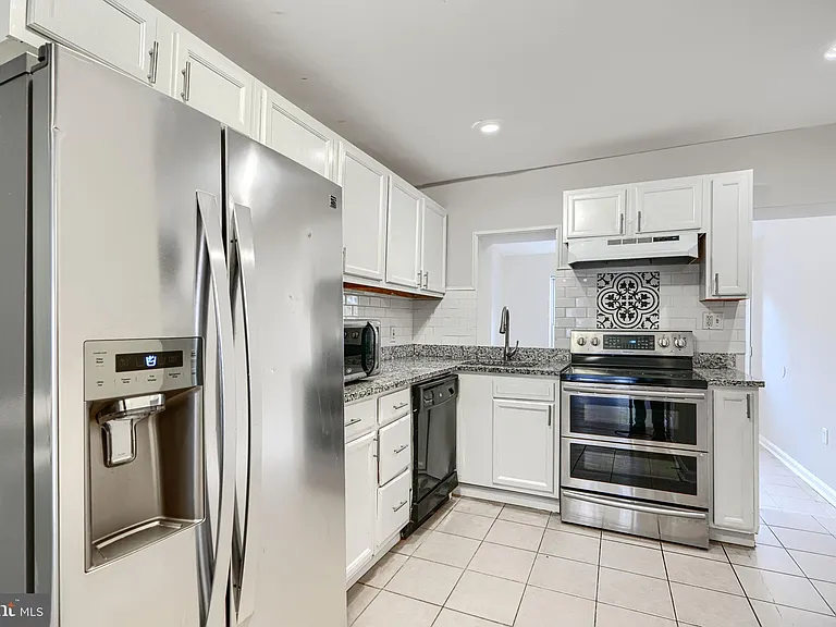 1127 Sargeant St — Photo 2