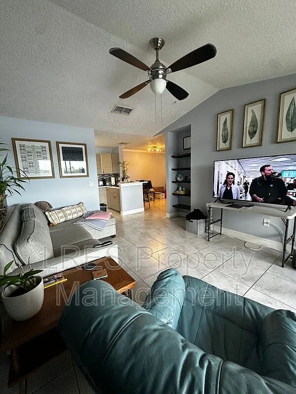 1 bed, 1.0 bath, 657 sqft, $1,300 — Photo 3