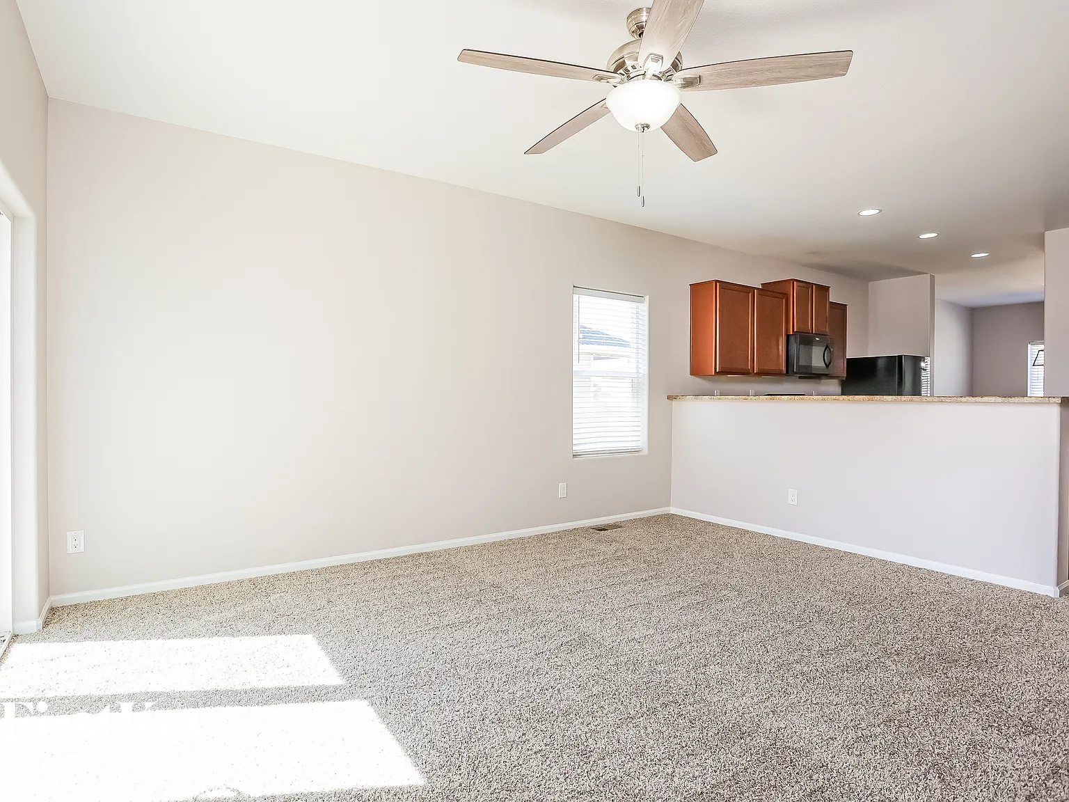 3 bed, 2.0 bath, 1469 sqft, $2,070 — Photo 2