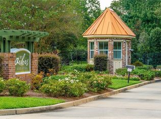 38 Arbor Ln, New Orleans, LA 70131