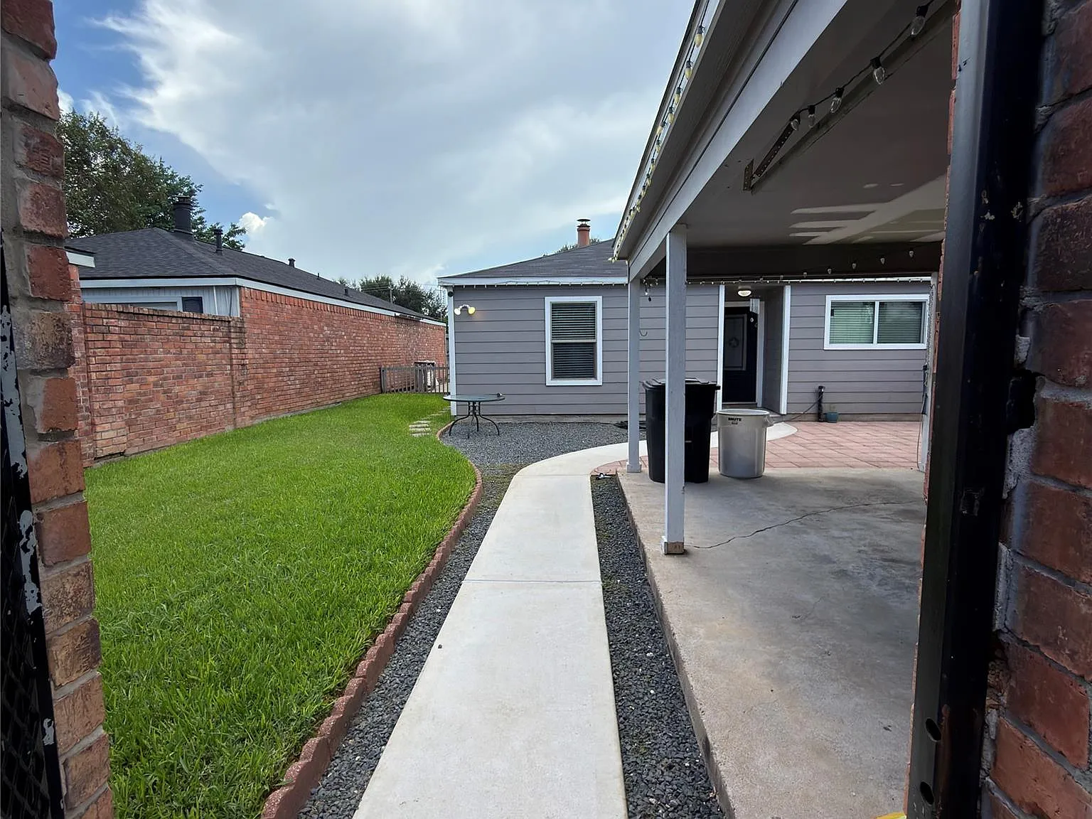 3 bed, 2.0 bath, 1511 sqft, $2,000 — Photo 2