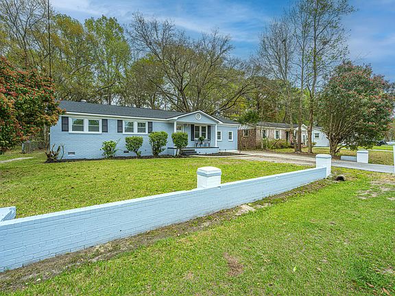 3rd image of 814 Hoss Rd