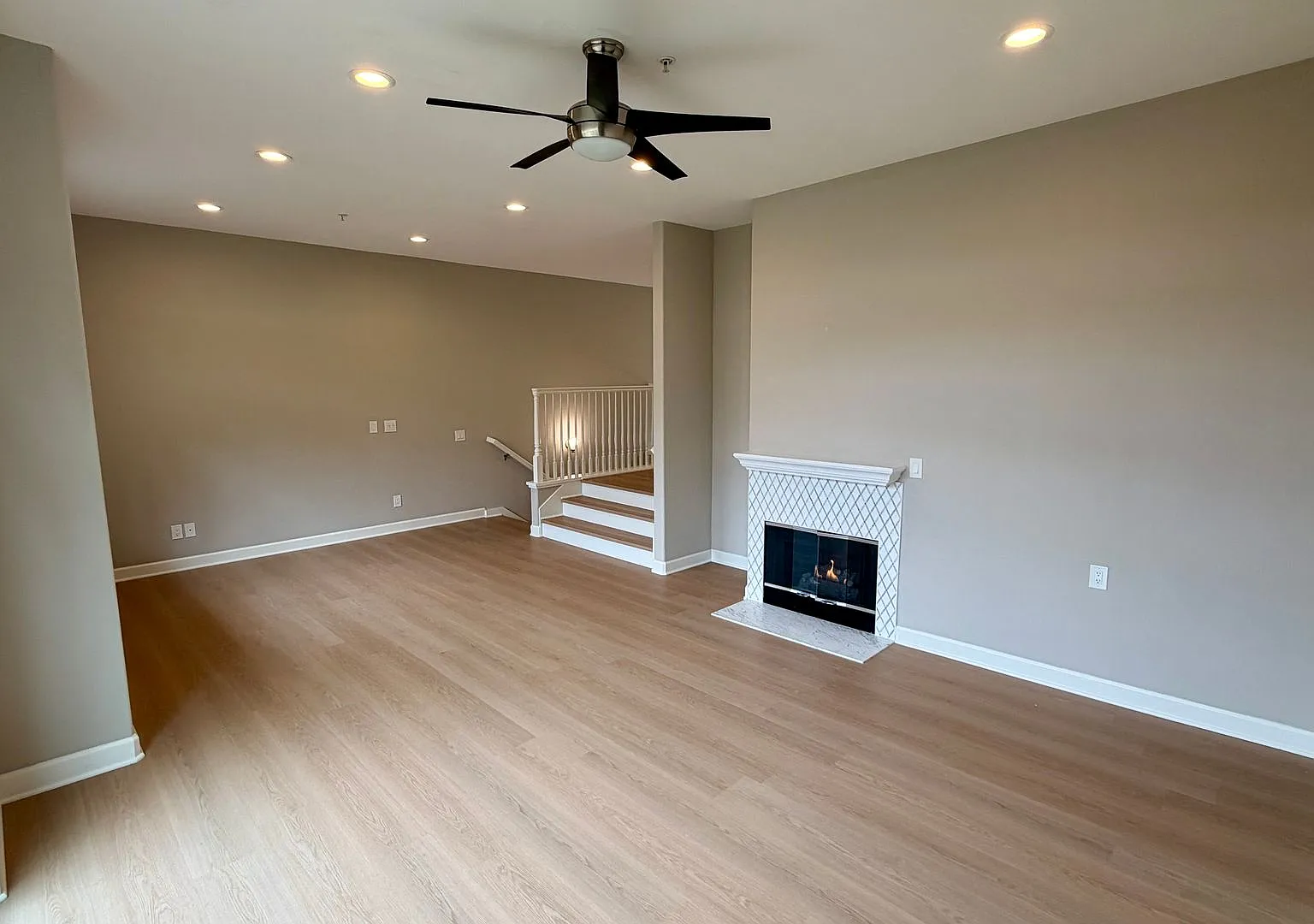 Beautiful 3 bed 2.5 bath Townhouse with A/C in Santa Clara. Must see! — Photo 4