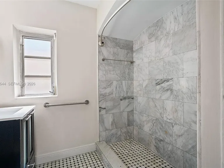 2460 SW 24th St — Photo 20