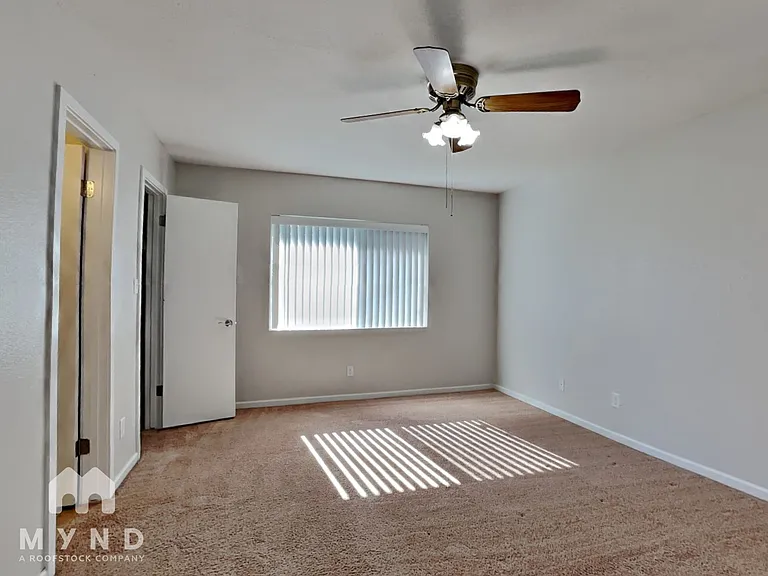 725 W Utopia Rd — Photo 7