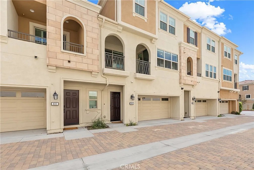 3 bed, 4.0 bath, 1761 sqft, $4,400 — Photo 1