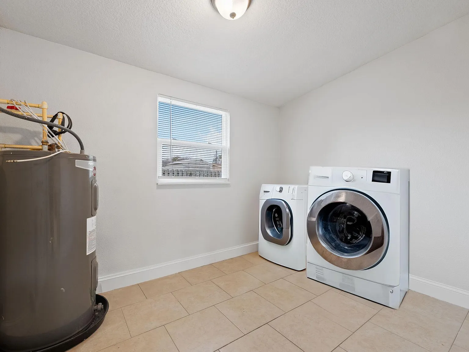 4 bed, 3.0 bath, 1500 sqft, $793 — Photo 3