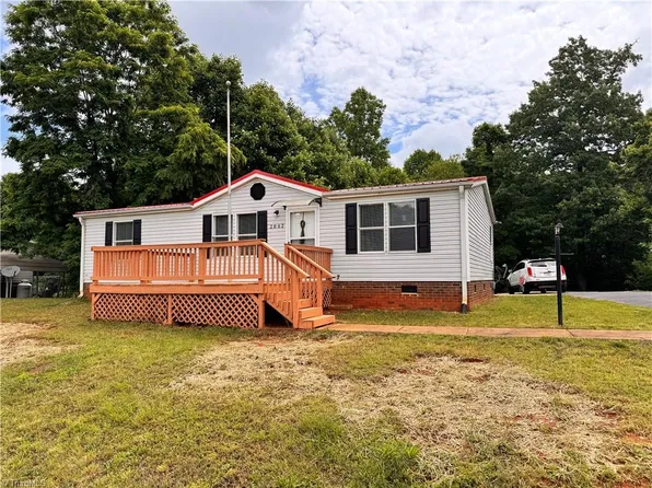 2862 Eagle Point Dr, Trinity, NC 27370