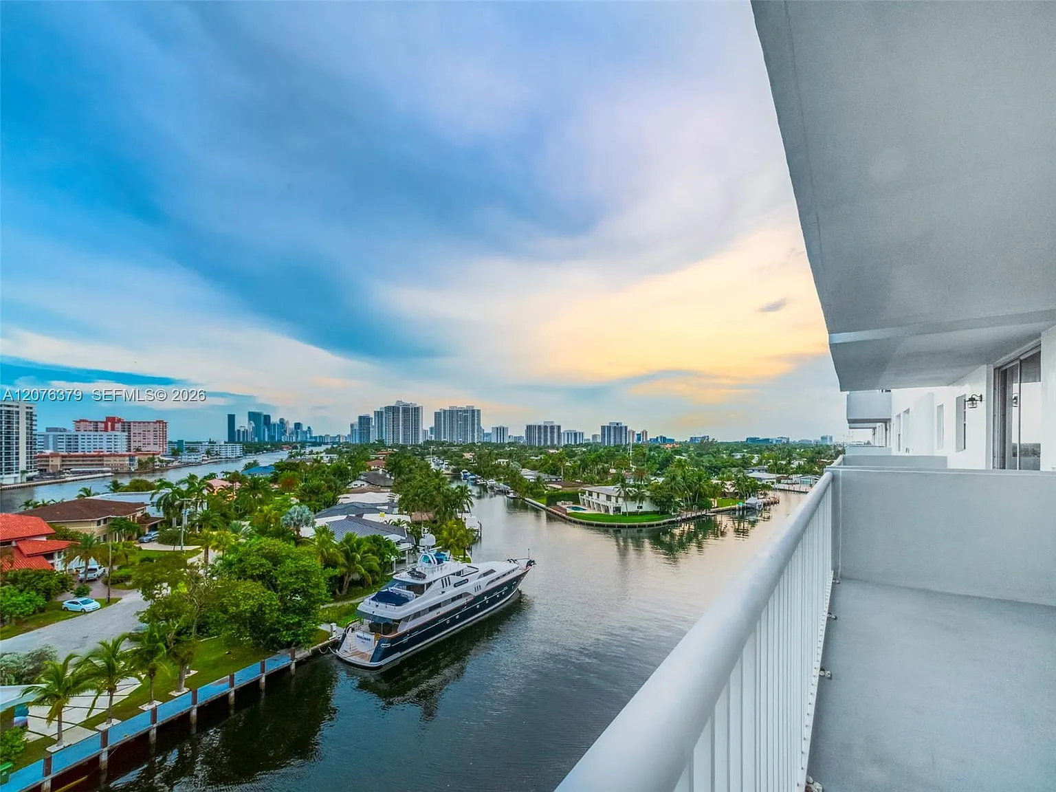 Golden Surf Towers Condo — Photo 1
