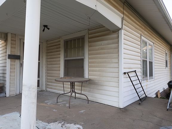 3rd image of 601 W Otoe Ave