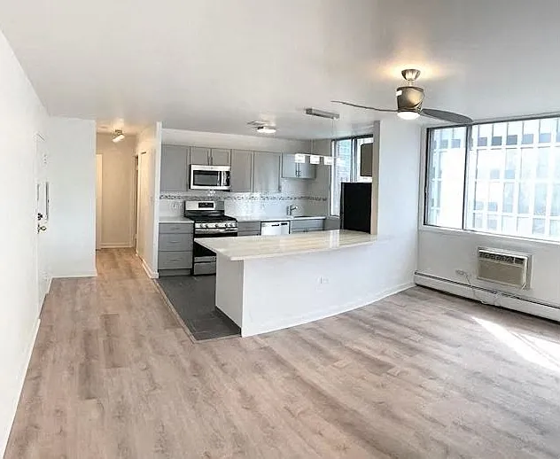 2424 N.Clark — Photo 10