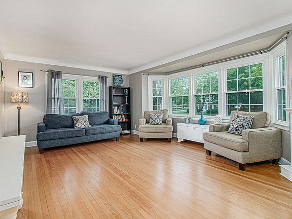 3rd image of 214 Montrose Ave