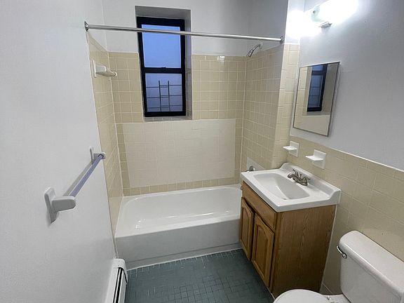 4th image of 1310 Sheridan Ave APT 6