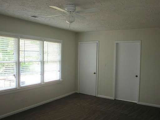3rd image of 990 Oakdale Dr SE