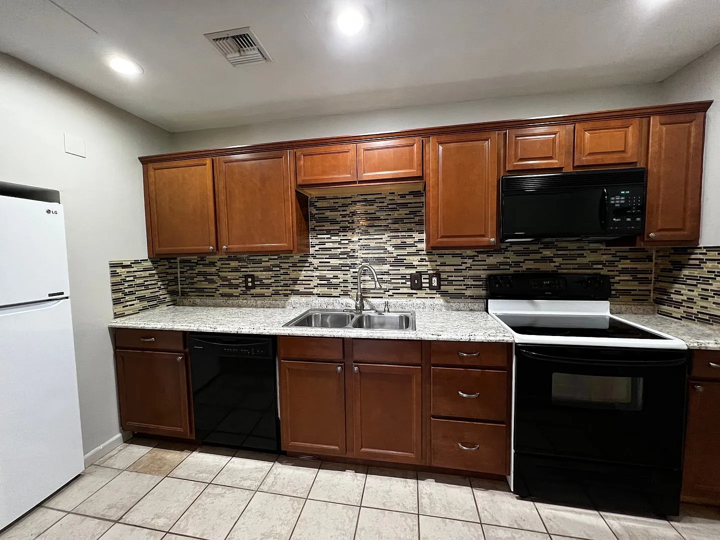 Two Bedroom , Two Bathroom — Photo 3