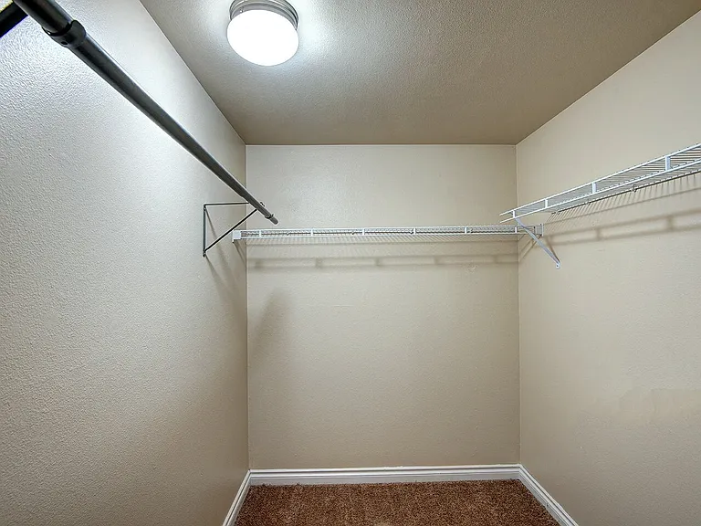 Ellis Court Apartments — Photo 23
