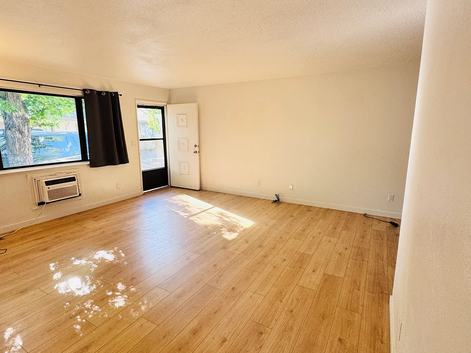 2 bed, 910 sqft, $1,850 — Photo 2