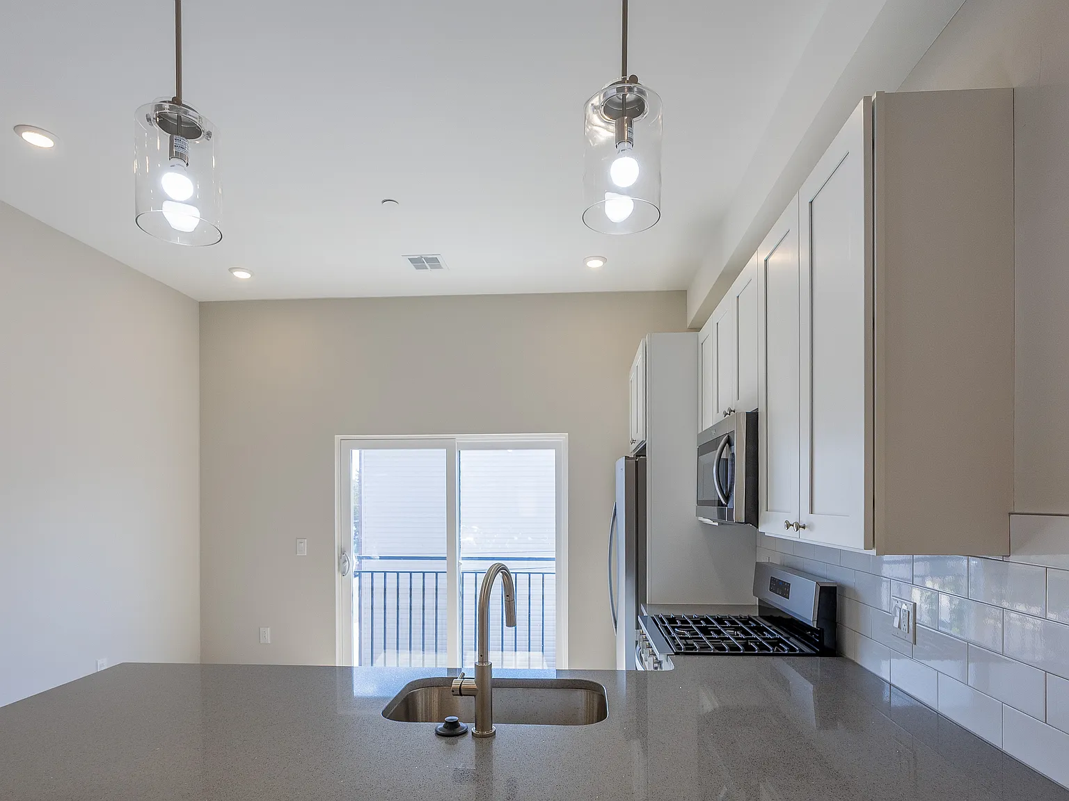 3 bed, $2,450 — Photo 3
